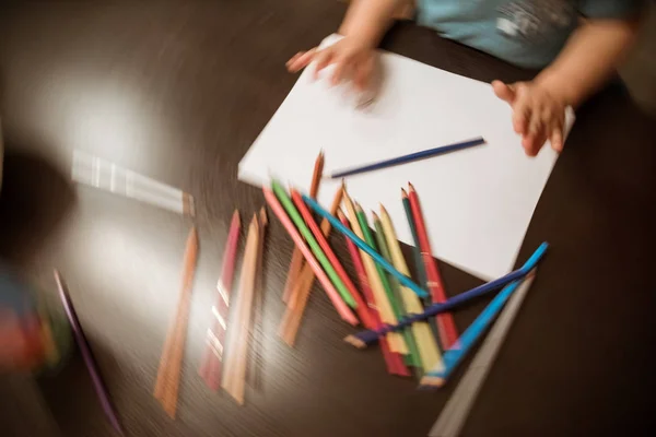 Junge zeichnet mit Bleistiften — Stockfoto