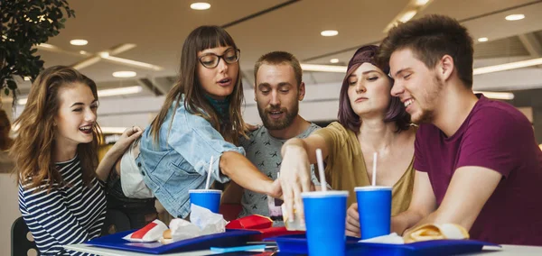 Amigos en el centro comercial —  Fotos de Stock