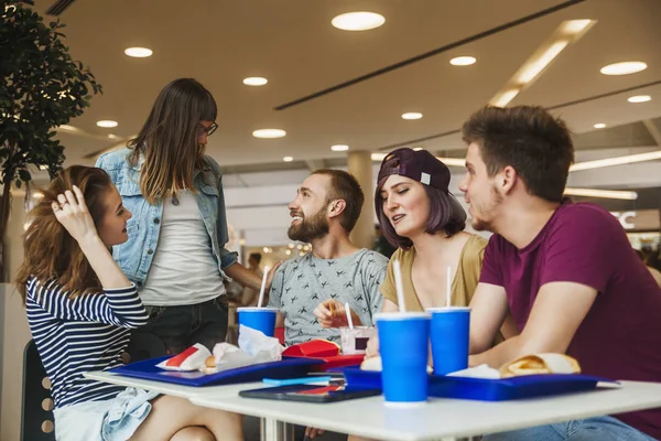 Amici al centro commerciale — Foto Stock