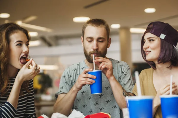 Friends At The Mall — Stock Photo, Image