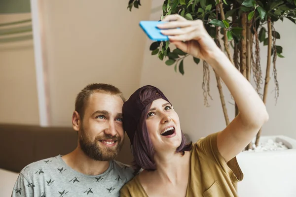 Feliz pareja joven —  Fotos de Stock