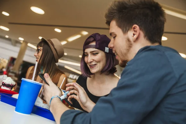 Amigos en el centro comercial —  Fotos de Stock