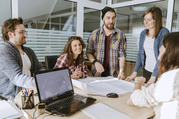 Iniciar equipe de freelancers no escritório — Fotografia de Stock