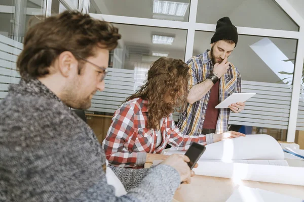 Iniciar Equipo de Freelancers en la Oficina — Foto de Stock