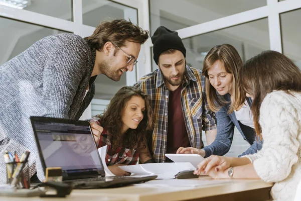 Iniciar Equipo de Freelancers en la Oficina — Foto de Stock