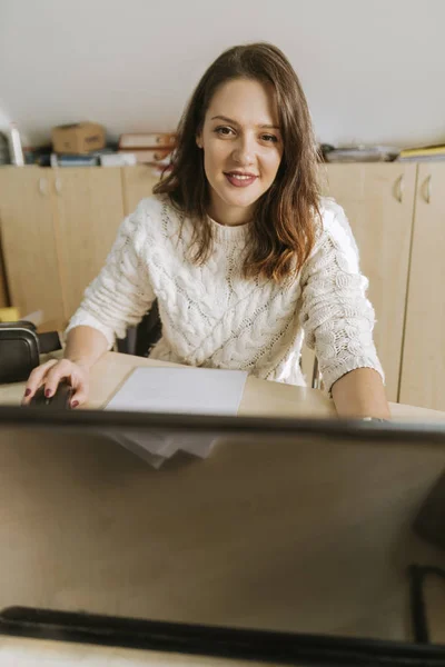 Freiberufler im Büro — Stockfoto