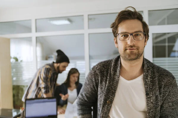 Freelancer en la oficina — Foto de Stock