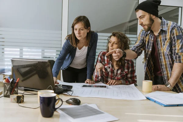 Start Up Team Of Freelancers In The Office — Stock Photo, Image