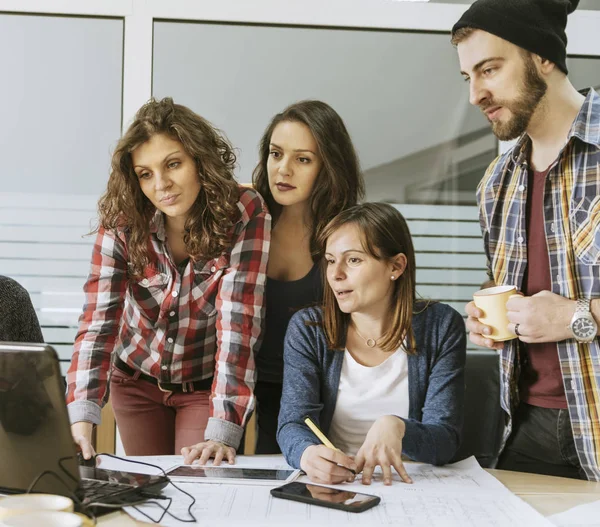 Opstarten van team van Freelancers in het kantoor — Stockfoto