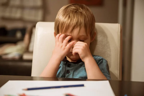 Niedlicher kleiner Junge — Stockfoto