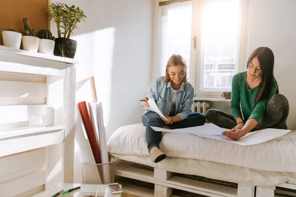 Dos chicas estudiando — Foto de Stock