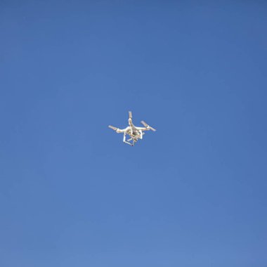 Gökyüzünde uçan bir dron
