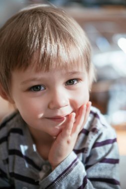 Yakışıklı çocuk kameraya bakıyor