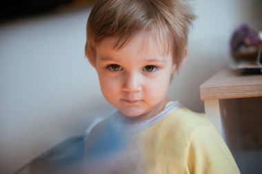 Yakışıklı çocuk kameraya bakıyor