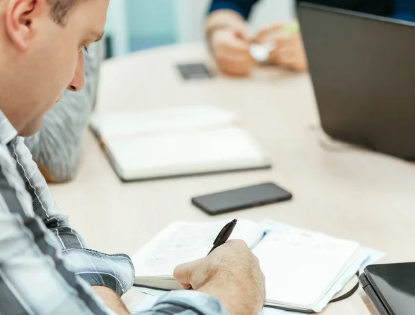 Empresario en una reunión — Foto de Stock