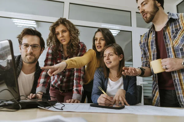 Iniciar Equipo de Freelancers en la Oficina — Foto de Stock