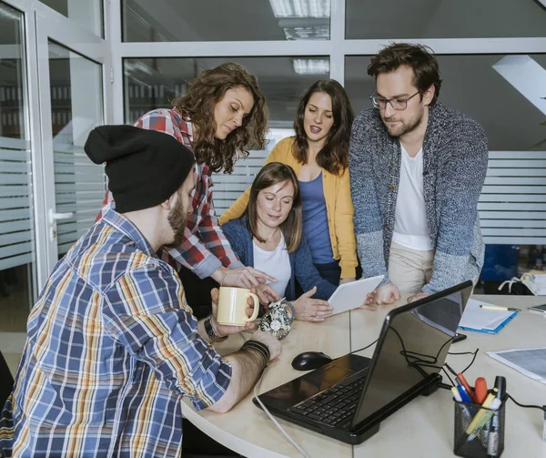 Iniciar Equipo de Freelancers en la Oficina — Foto de Stock