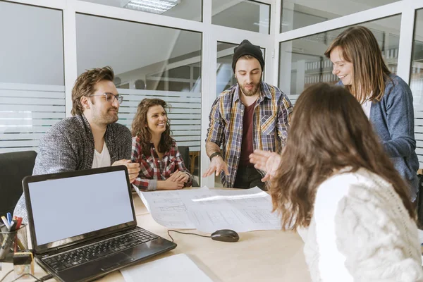 Iniciar Equipo de Freelancers en la Oficina — Foto de Stock