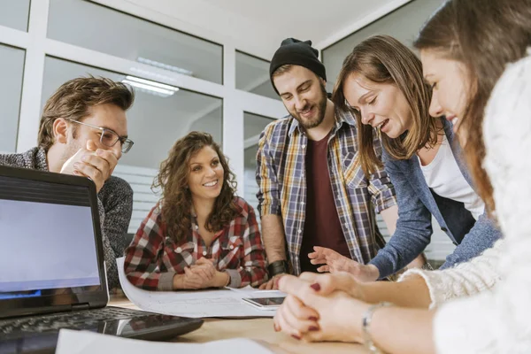 Iniciar Equipo de Freelancers en la Oficina — Foto de Stock