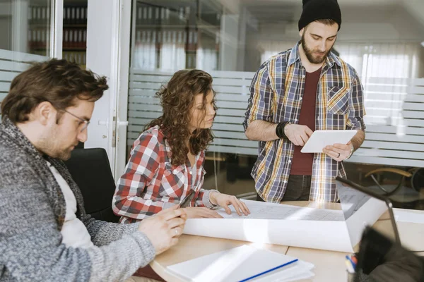 Iniciar Equipo de Freelancers en la Oficina — Foto de Stock