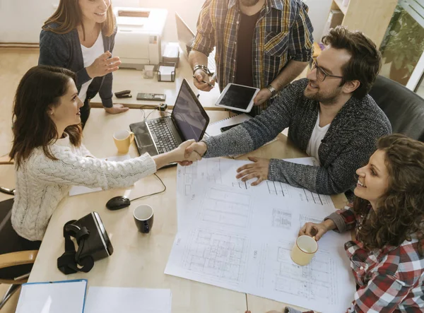 Iniciar Equipo de Freelancers en la Oficina — Foto de Stock