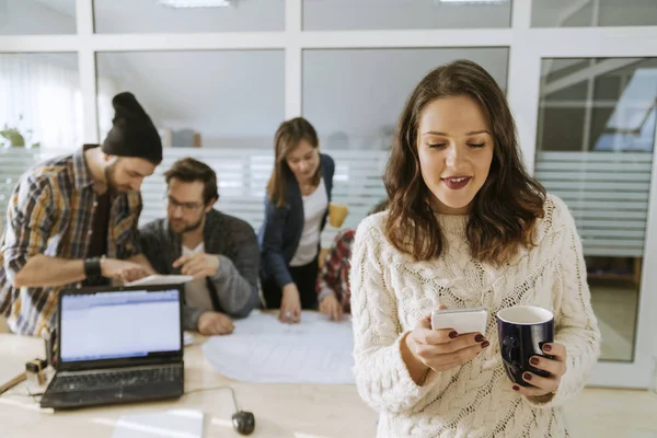 Freelancer en la oficina — Foto de Stock