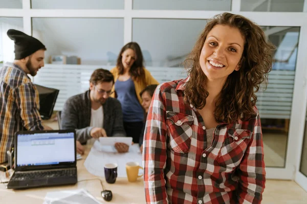 Freelancer en la oficina — Foto de Stock