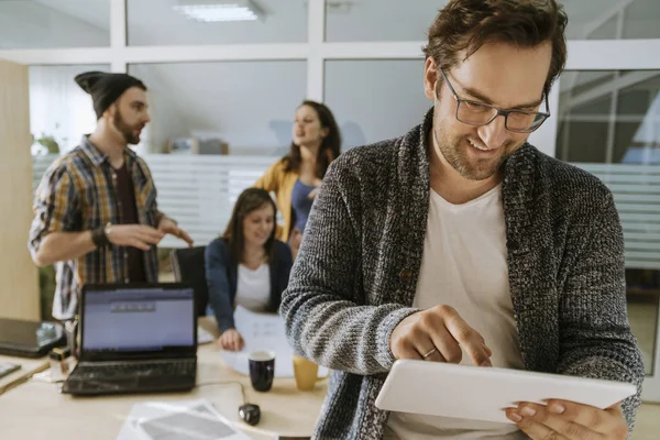 Freelancer In The Office — Stock Photo, Image