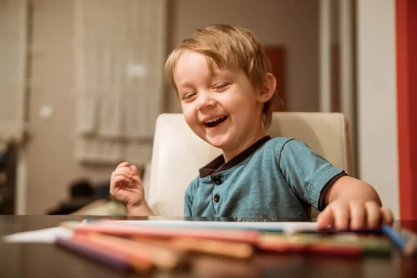 Söt liten pojke — Stockfoto