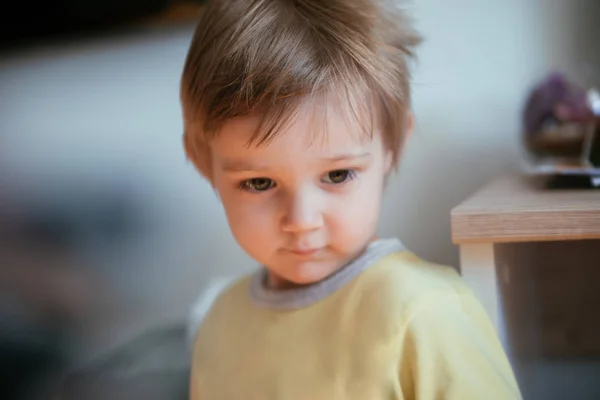 Stilig pojke tittar på kameran — Stockfoto