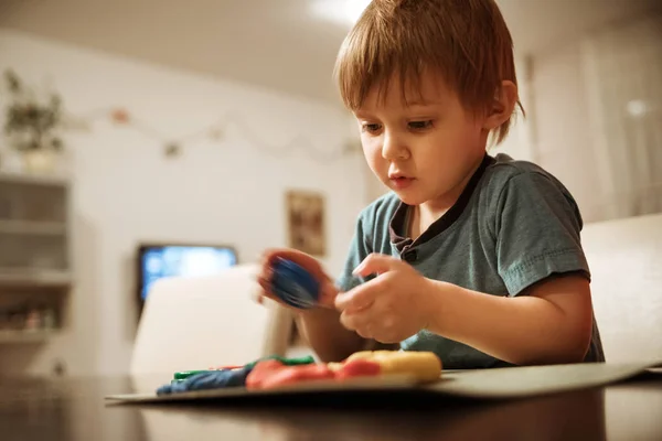 Lindo niño pequeño — Foto de Stock