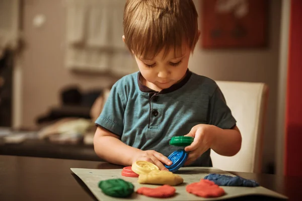 Söt liten pojke — Stockfoto