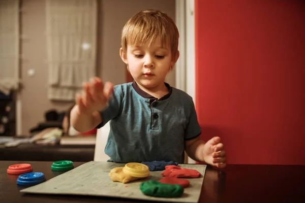 Söt liten pojke — Stockfoto