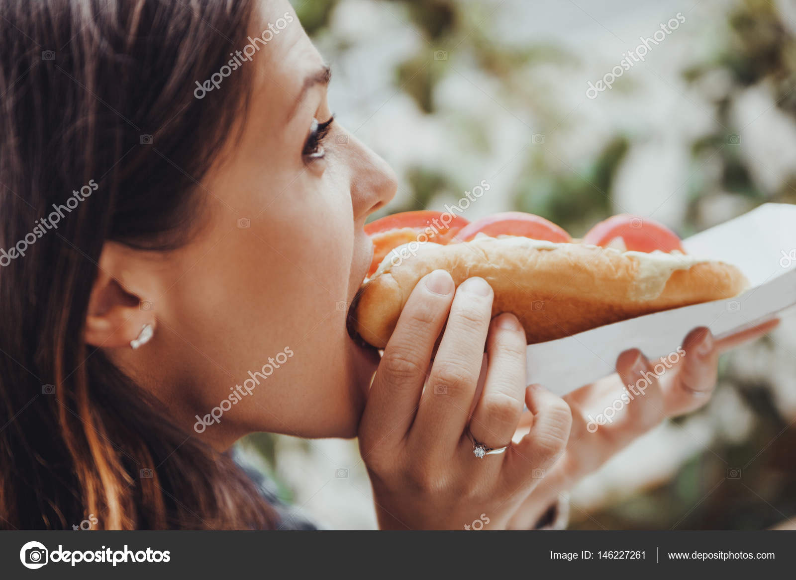 девушка ест хот дог. девушка ест хот дог. девушка ест сосиску. девушка с сосиской. фотосессия девушки с хотдогами.