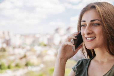 Bir akıllı telefon kullanan genç kız