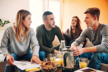 Oturma odasında öğrenme öğrenciler