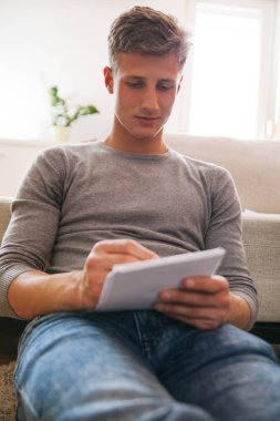 Erkek öğrenci not almak