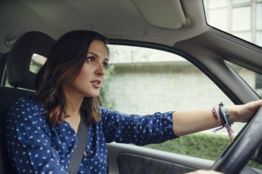 Sürüş sırasında kadın manifatura