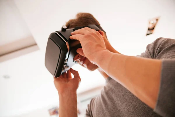 Homem jovem usando VR — Fotografia de Stock