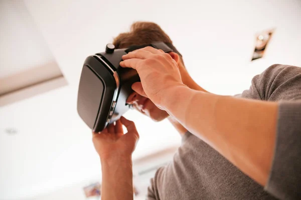 Ung Man med Vr — Stockfoto