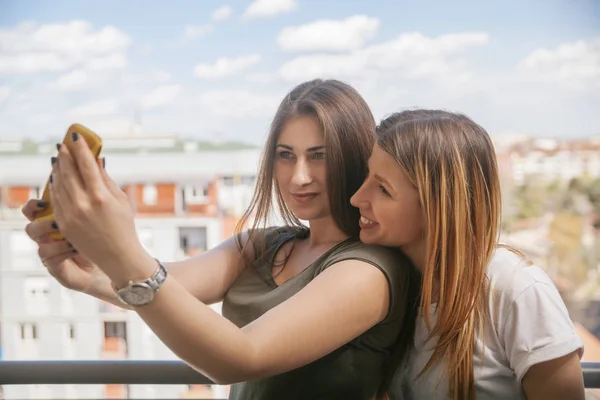 Dvě mladé ženy — Stock fotografie