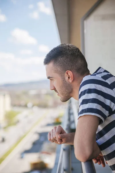Joven en un balcón — Foto de Stock