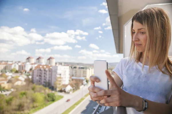 Młoda kobieta robi selfie — Zdjęcie stockowe