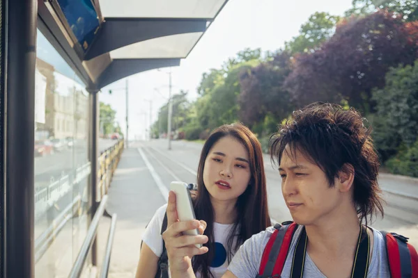 Jóvenes turistas asiáticos — Foto de Stock