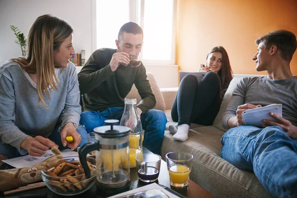 Étudiants apprenant dans le salon — Photo