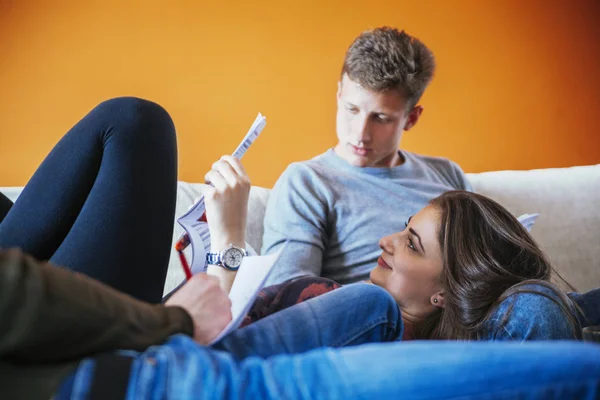 Studenter som studerar i vardagsrummet — Stockfoto