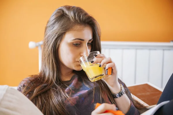 Vrouwelijke student leren — Stockfoto