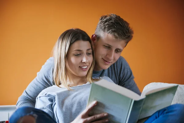 Couple d'élèves apprenant — Photo