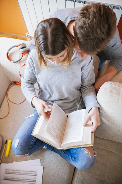 Apprentissage en couple étudiant — Photo