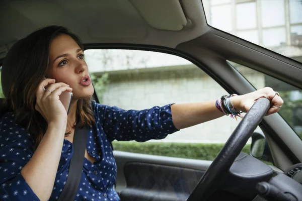 Vrouw in een auto — Stockfoto